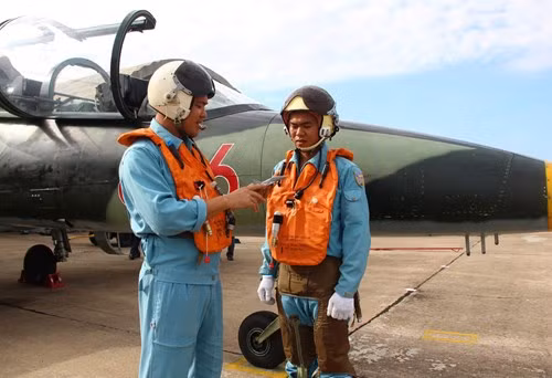 Thầy trò cùng giảng bình, rút kinh nghiệm sau mỗi chuyến bay.