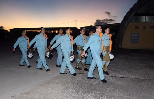 Nhân kỷ niệm 35 năm Ngày Nhà giáo Việt Nam (20-11), Báo Quân đội nhân dân Điện tử trân trọng gửi tới bạn đọc một số hình ảnh huấn luyện bay ở “giảng đường trên không”. Ảnh: Phi công ra tiếp thu máy bay.