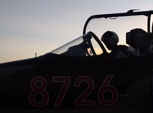 Học viên phi công L-39 tiếp thu máy bay chuẩn bị mở máy.