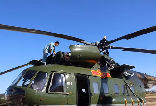 Từ giảng đường ấy, nhiều phi công quân sự đã hoàn thành khóa đào tạo, về các đơn vị không quân thực hiện nhiệm vụ huấn luyện, sẵn sàng chiến đấu, góp phần vào sự nghiệp bảo vệ vững chắc bầu trời thân yêu của Tổ quốc. Ảnh: Phi công và nhân viên kỹ thuật trực thăng Mi-8 kiểm tra máy bay trước khi cất cánh