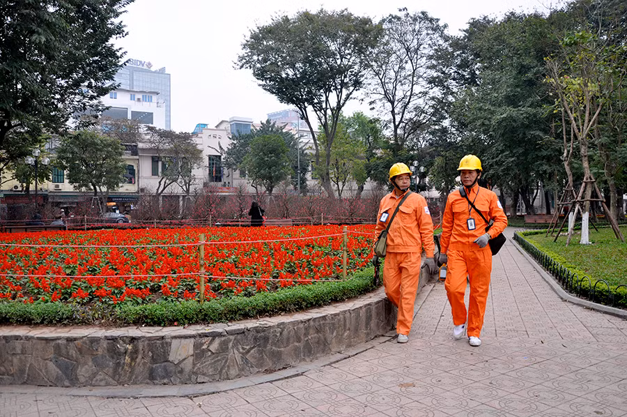 Anh Phạm Quốc Lâm (bên phải) cùng đồng nghiệp đi kiểm tra, rà soát các thiết bị khu vực Hồ Hoàn Kiếm.