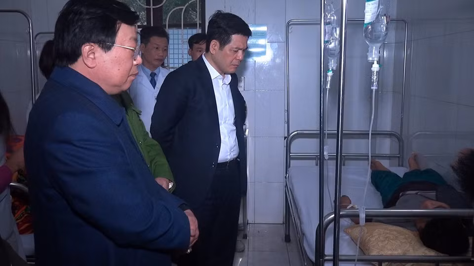 Lãnh đạo tỉnh Thái Bình và chính quyền địa phương thăm hỏi cán bộ chiến sĩ Cảnh sát PCCC bị thương đang được điều trị tại bệnh viện.