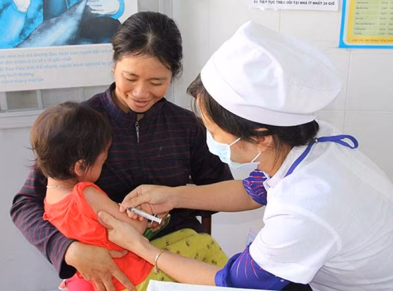 Bộ Y tế khuyến cáo các bậc phụ huynh nên chủ động tiêm vắc xin phòng bệnh cúm với các chủng đã có vắc xin cho trẻ em. (Ảnh: Minh Khuê).