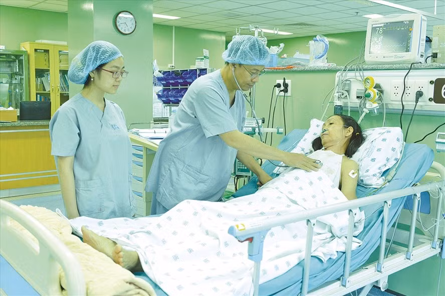 Các bác sĩ Khoa Phẫu thuật tim mạch BV ĐHYD đã thực hiện tái tạo van động mạch chủ bằng màng ngoài tim thành công cho 10 trường hợp.