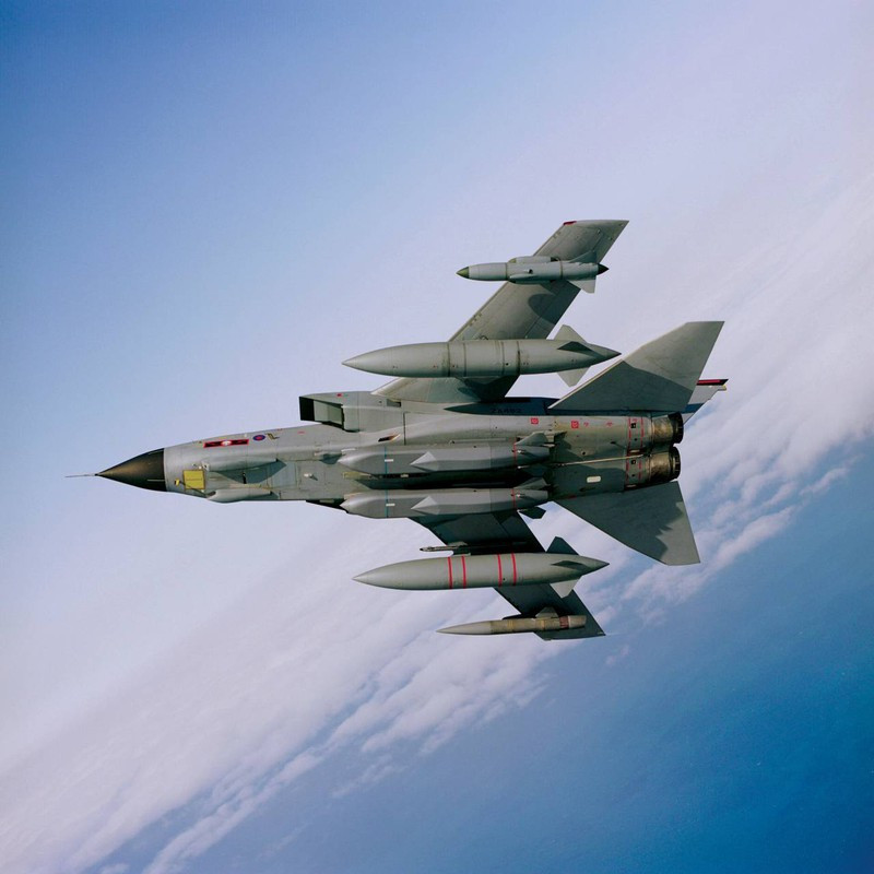 Storm Shadow/SCALP là tên lửa tấn công tầm xa do MBDA phát triển nhằm đáp ứng các điều kiện thách thức của các cuộc tấn công được lập trình sẵn từ trước nhằm phá hủy các mục tiêu trên mặt đất di động cũng như cố định có giá trị cao. Tên lửa này đã được chứng minh qua thực chiến khi được triển khai trên các dòng máy bay Typhoon, Rafale, Mirage 2000 và Tornado. Với động cơ phản lực, tên lửa Storm Shadow có thể mang đầu đạn nổ/xuyên phá nặng tới 450 kg. Tên lửa này cũng có khả năng tấn công các mục tiêu ở khoảng cách tối đa là 250 km.