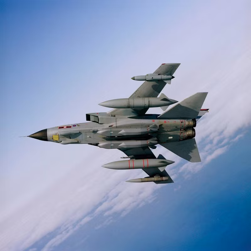 Storm Shadow/SCALP là tên lửa tấn công tầm xa do MBDA phát triển nhằm đáp ứng các điều kiện thách thức của các cuộc tấn công được lập trình sẵn từ trước nhằm phá hủy các mục tiêu trên mặt đất di động cũng như cố định có giá trị cao. Tên lửa này đã được chứng minh qua thực chiến khi được triển khai trên các dòng máy bay Typhoon, Rafale, Mirage 2000 và Tornado. Với động cơ phản lực, tên lửa Storm Shadow có thể mang đầu đạn nổ/xuyên phá nặng tới 450 kg. Tên lửa này cũng có khả năng tấn công các mục tiêu ở khoảng cách tối đa là 250 km.