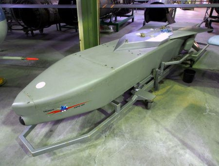 Taurus KEPD 350 là loại tên lửa không đối đất đang phục vụ trong lực lượng không quân Đức, Tây Ban Nha và Hàn Quốc. Tên lửa hành trình phóng từ trên không này có thể mang một đầu đạn 2 tầng nặng 481 kg và phá hủy được các mục tiêu cố định và bán cố định trong mọi điều kiện thời tiết. Được trang bị động cơ phản lực đẩy, KEPD 350 có khả năng cơ động cao ở tốc độ cận âm.