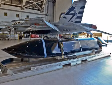 Tên lửa chống hạm tầm xa LRASM là loại tên lửa được phát triển dựa trên JASSM-ER đã qua thực chiến. Loại tên lửa hạ âm này được trang bị hệ thống dẫn đường bán tự động và bộ dò tìm quang điện tử đa chế độ. LRASM mang một đầu đạn xuyên nổ phá mảnh nặng 450 kg với tầm bắn tối đa đạt 555 km, đồng thời có thể thâm nhập vào các hệ thống phòng không hiện đại.