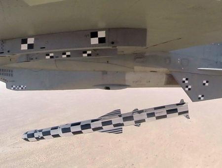 Tên lửa phóng từ trên không BrahMos là một biến thể của dòng tên lửa hành trình siêu thanh động cơ ramjet tầm trung do Tập đoàn BrahMos Aerospace phát triển với sự hợp tác giữa NPO Mashinostroyeniya của Nga và Tổ chức Nghiên cứu và Phát triển Quốc phòng (DRDO) của Ấn Độ. Không quân Ấn Độ bắn thử tên lửa này từ chiến đấu cơ Sukhoi-30MKI vào tháng 11/2017. BrahMos phiên bản phóng từ trên không sử dụng hệ thống dẫn đường quán tính, định vị radar chủ động và hệ thống dẫn đường GPS/vệ tinh. Với hệ thống đẩy nhiên liệu rắn và động cơ ramjet nhiên liệu lỏng, tên lửa siêu thanh này mang đầu đạn thông thường nặng tới 300 kg và tầm bắn tối đa là 300 km.