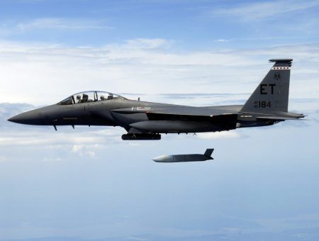 JASSM-ER là tên lửa không đối đất do tập đoàn Lockheed Martin phát triển chủ yếu dành cho lực lượng phòng vệ Mỹ. Tên lửa này hiện đang phục vụ trong Không quân Mỹ, Không quân Hoàng gia Australia, Không quân Ba Lan và Phần Lan. JASSM-ER nặng xấp xỉ 1.000 kg và có thể mang 1 đầu đạn nổ phân mảnh 450kg. Nó cũng có thể nhắm bắn các mục tiêu ở khoảng cách tối đa là 926km với độ chính xác khó tin. JASSM-ER tương thích với các chiến cơ B-1B, B-52, F-16 và F-15E.