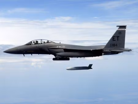 JASSM-ER là tên lửa không đối đất do tập đoàn Lockheed Martin phát triển chủ yếu dành cho lực lượng phòng vệ Mỹ. Tên lửa này hiện đang phục vụ trong Không quân Mỹ, Không quân Hoàng gia Australia, Không quân Ba Lan và Phần Lan. JASSM-ER nặng xấp xỉ 1.000 kg và có thể mang 1 đầu đạn nổ phân mảnh 450kg. Nó cũng có thể nhắm bắn các mục tiêu ở khoảng cách tối đa là 926km với độ chính xác khó tin. JASSM-ER tương thích với các chiến cơ B-1B, B-52, F-16 và F-15E.