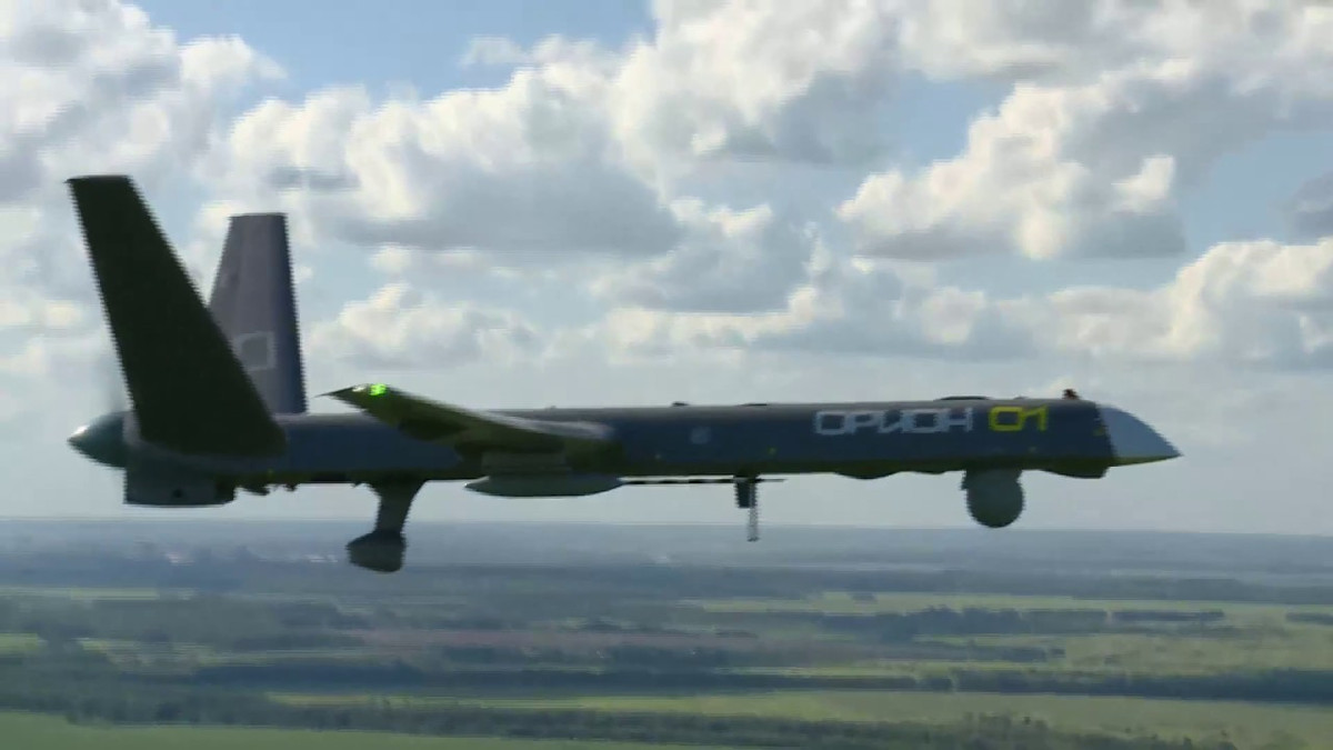 Chiếc máy bay không người lái mới nhất của Nga có sải cánh dài 16 m và chiều dài 8 m, nó có trọng lượng cất cánh tối đa 1 tấn và trọng tải tối đa lên tới 200 kg vũ khí, trang thiết bị quân sự.