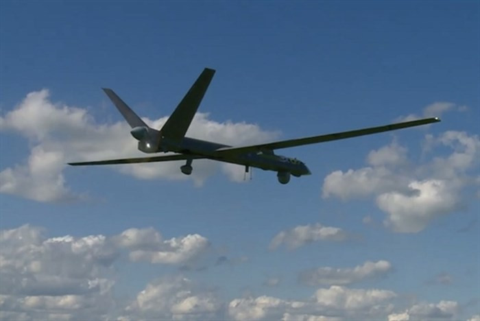 Điển hình cho thành công của UCAV chính là MQ-1 Predator cùng với MQ-9 Reaper của Mỹ, chúng có độ tin cậy rất cao, thời gian hoạt động trên bầu trời cực lâu, mang theo vũ khí mạnh và đặc biệt là giá thành vô cùng rẻ so với máy bay có người lái.