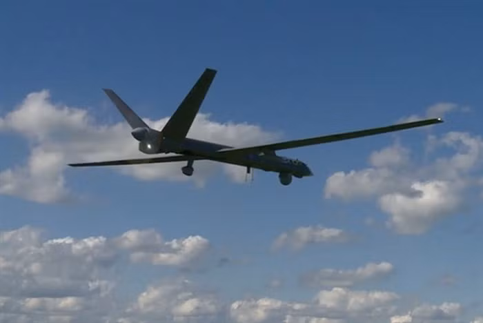 Điển hình cho thành công của UCAV chính là MQ-1 Predator cùng với MQ-9 Reaper của Mỹ, chúng có độ tin cậy rất cao, thời gian hoạt động trên bầu trời cực lâu, mang theo vũ khí mạnh và đặc biệt là giá thành vô cùng rẻ so với máy bay có người lái.