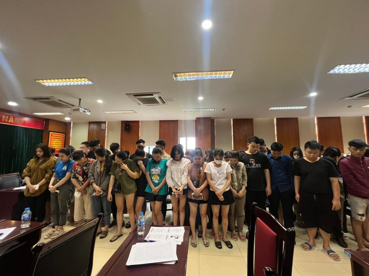 Đường dây này cho vay qua 3 app "Ovay", "cashvn" và "vaynhanhpro". Trong đường dây này, người vay chỉ cần chụp ảnh CMTND hoặc CCCD và dùng danh bạ điện thoại của mình để thế chấp là có thể vay từ 2 - 30 triệu đồng. Nếu người vay không trả được gốc như cam kết, tiền lãi sẽ được nhân lên theo tháng, có thể lên tới 1.500 - 2.190%/năm. Đặc biệt, người vay còn bị các đối tượng cho bộ phận đòi nợ nhắn tin, gọi điện khủng bố, đe dọa để ép trả nợ.