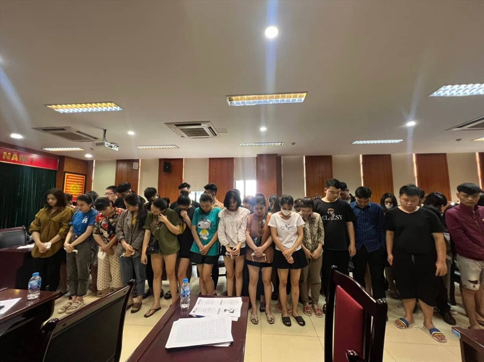 Sau đó, Li chỉ đạo đội ngũ này lựa chọn các công ty trung gian thanh toán để ký hợp đồng dịch vụ "chi hộ" và "thu hộ" với các công ty này, nhằm vận hành việc giải ngân các khoản vay thông qua hình thức "chi hộ"; thu lãi và vốn vay thông qua hình thức "thu hộ". 