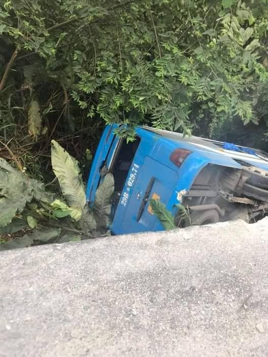 Vinh Phuc: Xe khach cho 30 nguoi lao xuong vuc, 2 nguoi bi thuong