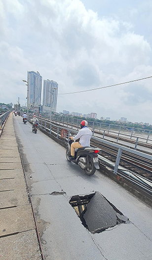 Liên quan đến vụ việc này, trưa cùng ngày, ông Nguyễn Quốc Vượng - Giám đốc Công ty CP đường sắt Hải Hà - đơn vị quản lý, duy tu cầu Long Biên cho biết, lỗ thủng nói trên được phát hiện vào sáng 28/5. Sau khi nhận được tin báo, đơn vị đã lập tức cử lực lượng đến vá lỗ thủng khẩn cấp, bảo trì cầu. 