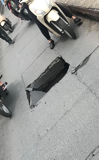 Ngày 28/5, một số người dân khi di chuyển qua cầu Long Biên theo hướng quận Hoàn Kiếm, TP Hà Nội sang quận Long Biên đã bất ngờ khi phát hiện một lỗ thủng lớn giữa lòng cầu, gây nguy hiểm cho người tham gia giao thông. Theo phản ánh của người dân, chiều dài của lỗ thủng có thể lên tới 60cm, chiều ngang khoảng hơn 30cm. 