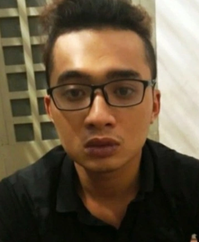  Đâm chết tình địch vì mâu thuẫn tình tay ba: Mâu thuẫn khi gặp nhau giải quyết tình tay ba, Lê Tấn Lộc (SN 1999, ngụ quận 7, TP HCM) dùng hung khí đâm tình địch là anh Nguyễn Văn Hiền (SN 1999, ngụ TP Thủ Đức) tử vong. Ngày 25/5, Công an quận 4 cho biết đang tạm giữ Lộc để điều tra, làm rõ. 