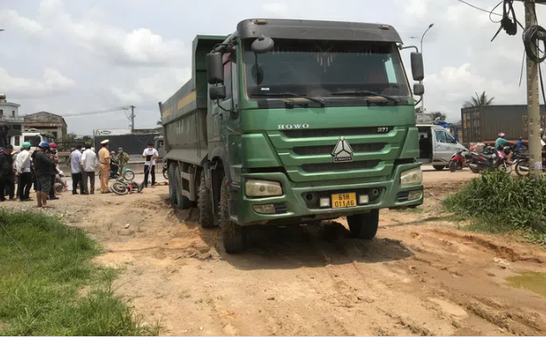  Xe máy va chạm xe ben chở đá, người đàn ông tử vong: Trưa 25/5, tại TP Biên Hòa, tỉnh Đồng Nai, người đàn ông khoảng 40 tuổi điều khiển xe máy đã xảy ra va chạm với xe ben lưu thông cùng chiều từ phía sau. Cú va chạm mạnh đã khiến người và phương tiện biến dạng tại hiện trường, nạn nhân tử vong tại chỗ. 