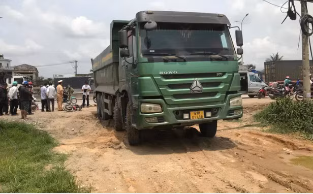  Xe máy va chạm xe ben chở đá, người đàn ông tử vong: Trưa 25/5, tại TP Biên Hòa, tỉnh Đồng Nai, người đàn ông khoảng 40 tuổi điều khiển xe máy đã xảy ra va chạm với xe ben lưu thông cùng chiều từ phía sau. Cú va chạm mạnh đã khiến người và phương tiện biến dạng tại hiện trường, nạn nhân tử vong tại chỗ. 