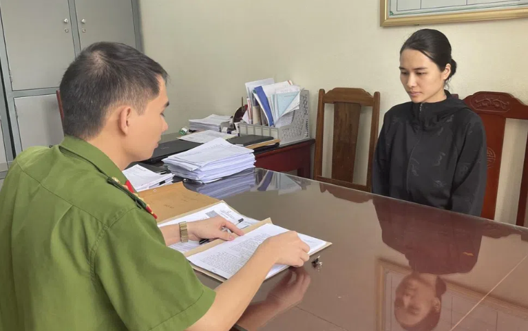  Thuê hàng chục tài khoản ngân hàng để giao dịch tiền tỷ: Lê Thị Hường (27 tuổi, trú thị trấn Thiệu Hóa, Thiệu Hóa, Thanh Hóa) đã sử dụng hơn 50 tài khoản ngân hàng để thực hiện giao dịch hàng chục tỷ đồng. ố tài khoản trên được mở bằng thông tin cá nhân của 12 người cùng ở Thanh Hóa. Ngày 25/5, Công an tỉnh Thanh Hóa cho biết đã khởi tố bị can đối với Hường.