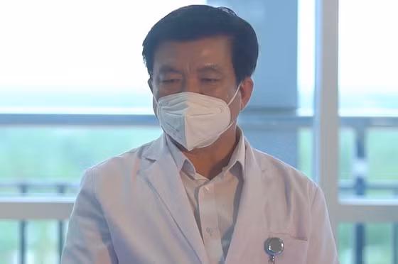  Khởi tố, bắt giam Giám đốc BVĐK tỉnh Vĩnh Long: Ngày 25/5,Viện KSND tỉnh Vĩnh Long đã phê chuẩn lệnh khởi tố bị can, bắt tạm giam đối với ông Đoàn Văn Hùng (59 tuổi, Giám đốc BVĐK tỉnh Vĩnh Long). Ông Hùng bị khởi tố, bắt giam để điều tra với cáo buộc vi phạm quy định về đấu thầu, gây hậu quả nghiêm trọng, liên quan đến 6 gói thầu của Công ty CP công nghệ Việt Á. 