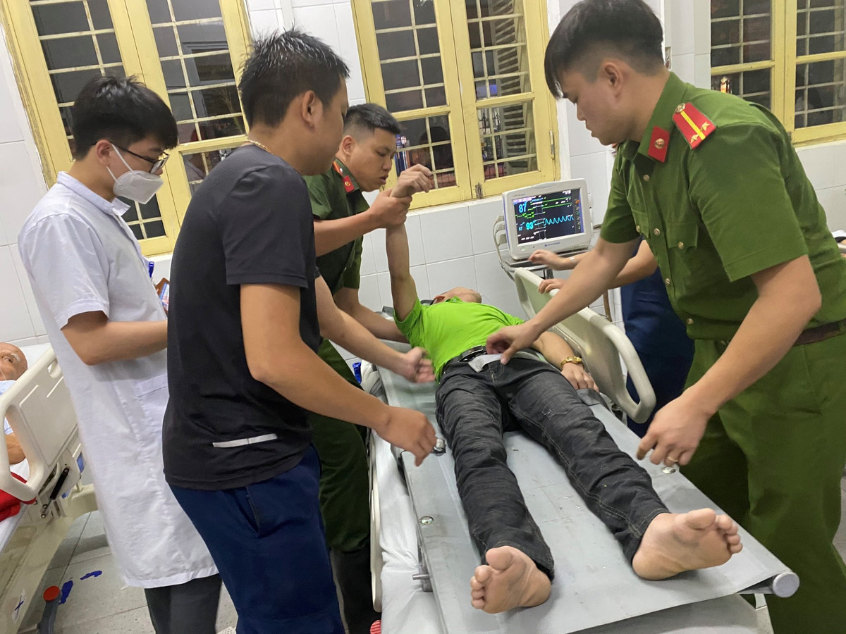 Lực lượng chức năng kịp thời tiếp cận nạn nhân, sử dụng áo phao và thiết bị CNCH nhanh chóng đưa nạn nhân vào bờ, phối hợp với nhân viên y tế sơ cứu tại chỗ, sau đó đưa nạn nhân tới Bệnh viện đa khoa tỉnh Hà Nam để cấp cứu. 