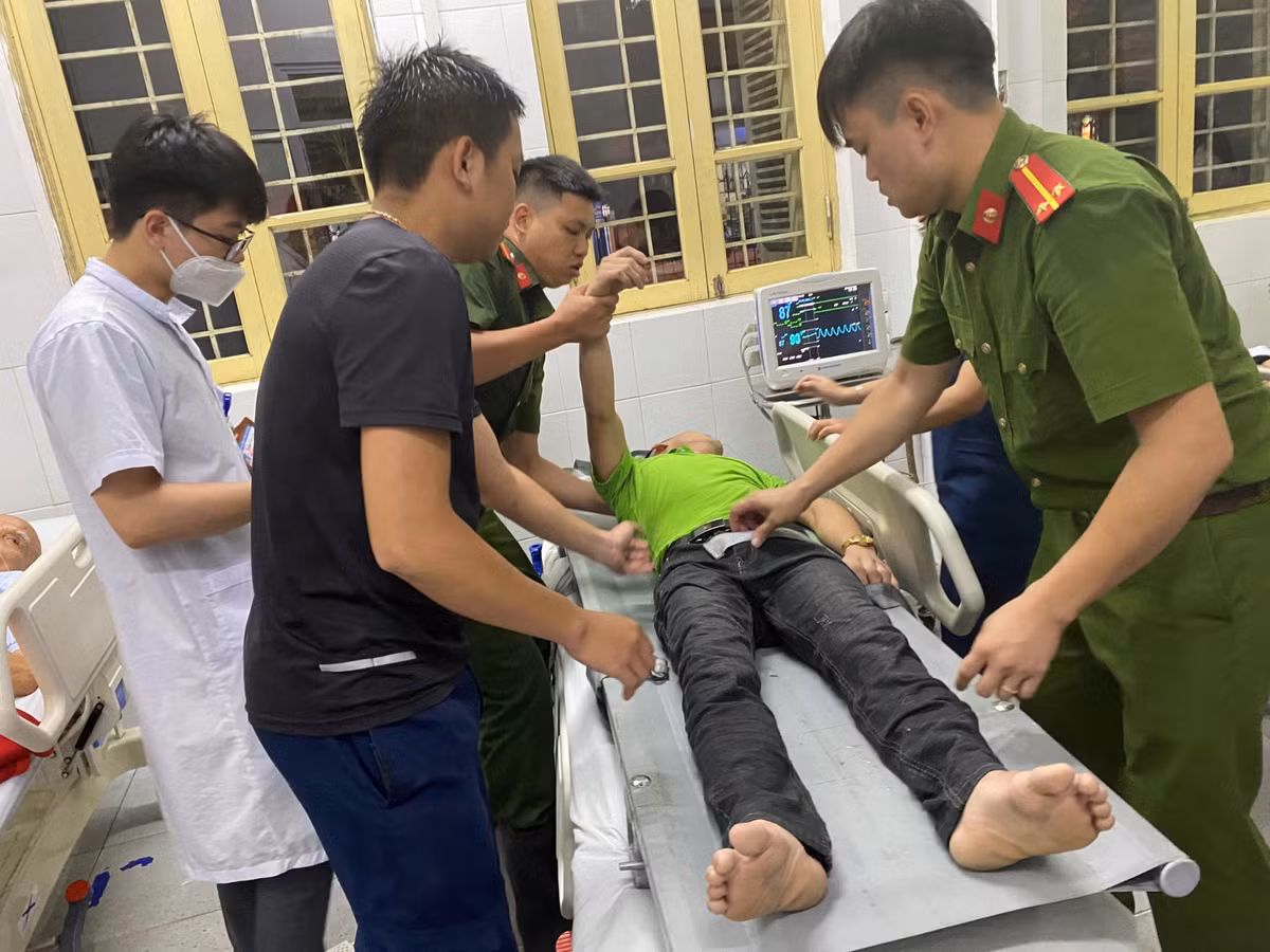 Lực lượng chức năng kịp thời tiếp cận nạn nhân, sử dụng áo phao và thiết bị CNCH nhanh chóng đưa nạn nhân vào bờ, phối hợp với nhân viên y tế sơ cứu tại chỗ, sau đó đưa nạn nhân tới Bệnh viện đa khoa tỉnh Hà Nam để cấp cứu. 