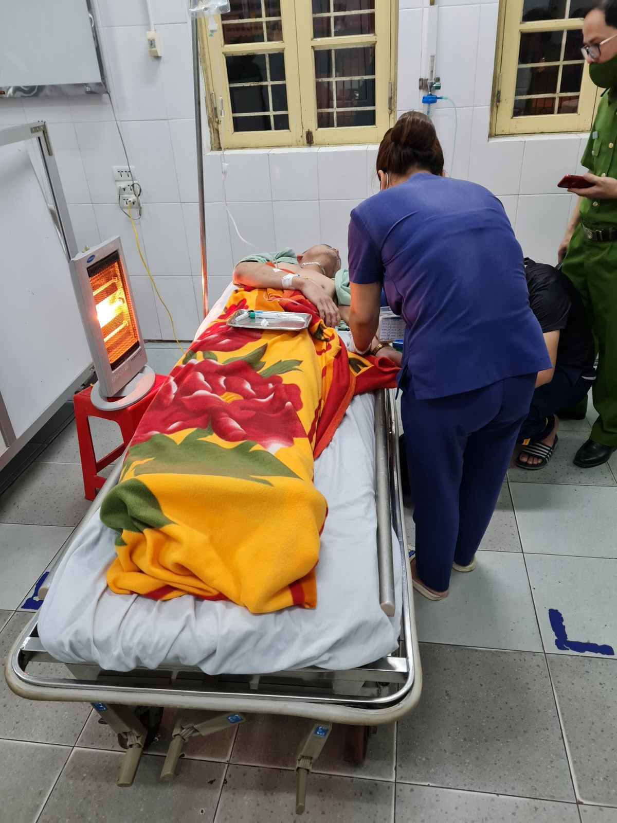 Danh tính nạn nhân ban đầu xác định được là nam, tên Đ.H.T (sinh năm 1993, thường trú tại xã Đinh Xá, TP Phủ Lý). Hiện nguyên nhân vụ nam thanh niên nhảy cầu Châu Sơn trong đêm đang được cơ quan chức năng điều tra, làm rõ. 