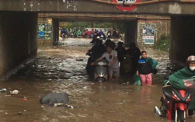 Ha Noi mua lon khien Dai lo Thang Long ngap sau gan 1 met