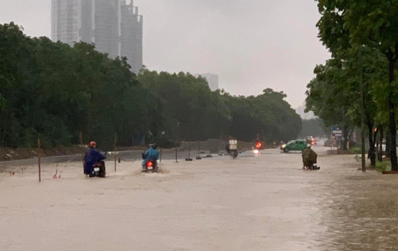 Sáng cùng ngày, chỉ huy Đội CSGT-TT, Công an huyện Hoài Đức, cho biết trời mưa to khiến đường gom đại lộ Thăng Long ngập ở nhiều vị trí, trong đó nghiêm trọng nhất tại khu vực hầm chui số 3 và đoạn qua nút giao với đường Lê Trọng Tấn. 