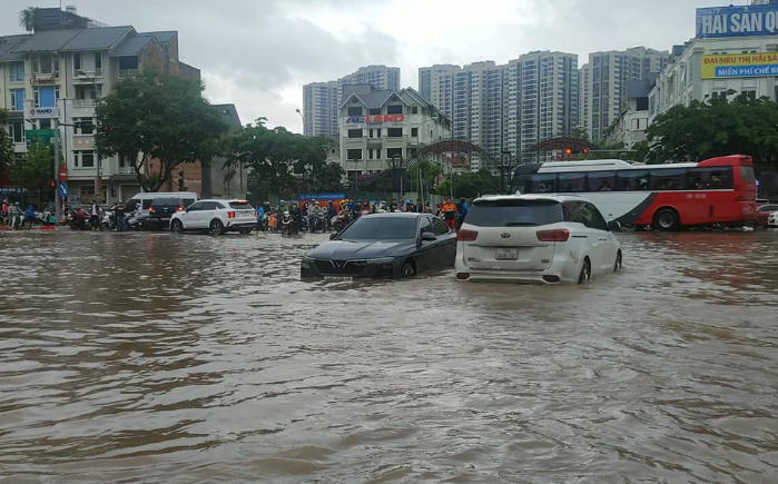 Tại Hà Nội, cơ quan này cũng cảnh báo trong sáng 23/5, vùng mây dông sẽ gây mưa lớn trên hầu khắp các quận, huyện, gây ngập úng cho nhiều tuyến phố nội thành với độ sâu 20-30 cm.