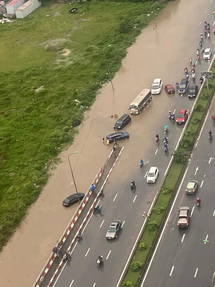 Nhiều nơi bị ngập sâu, giao thông theo hai chiều đi và đến trung tâm Thành phố bị gián đoạn.