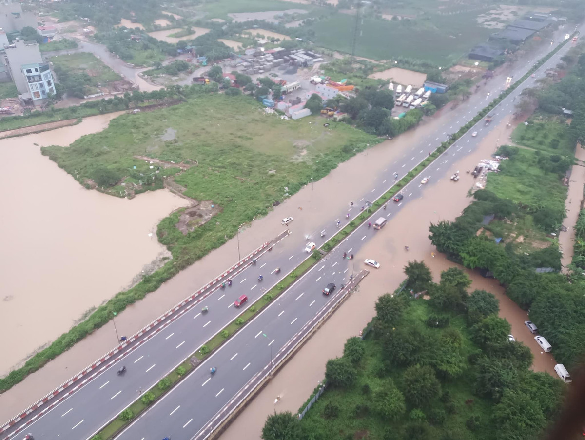 Do nước ngập sâu nên tình trạng đi lại của người dân gặp nhiều khó khăn.