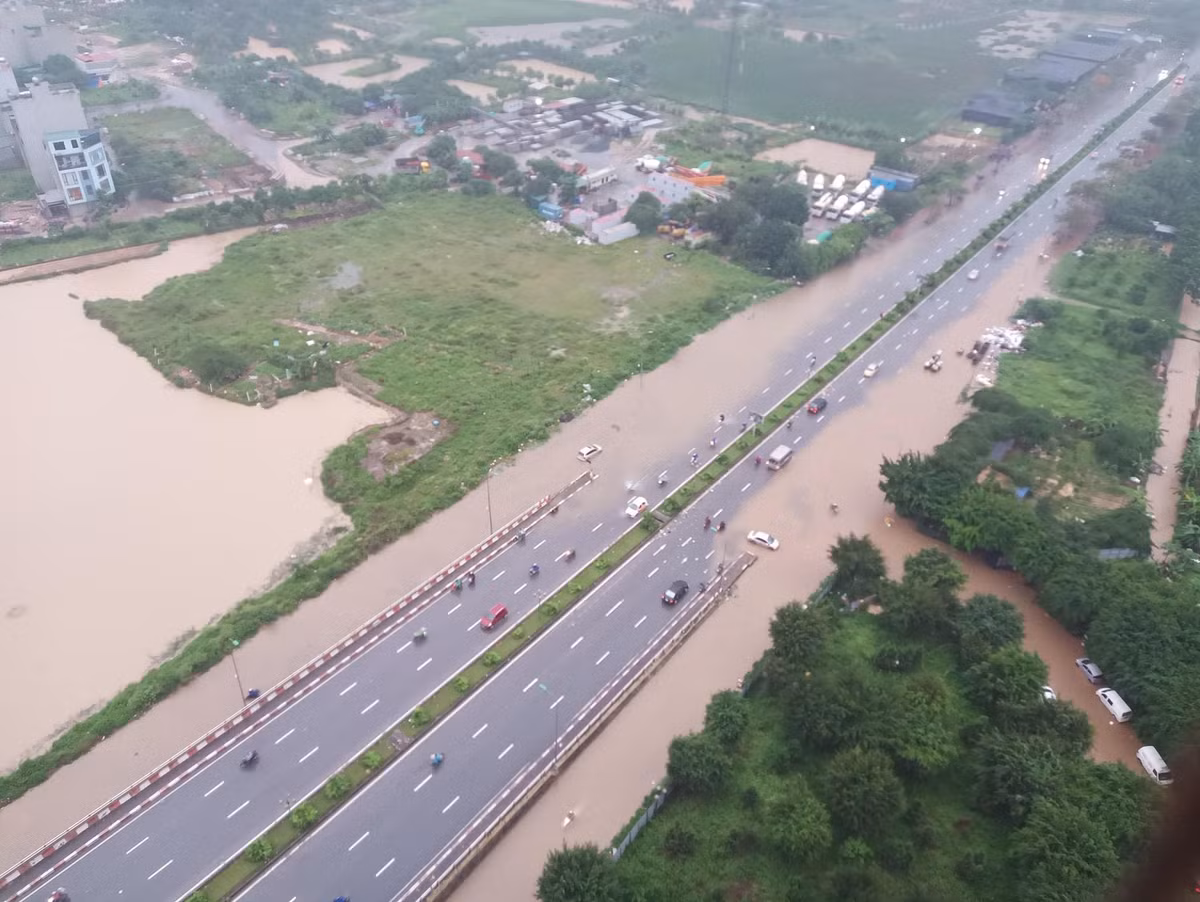 Do nước ngập sâu nên tình trạng đi lại của người dân gặp nhiều khó khăn.