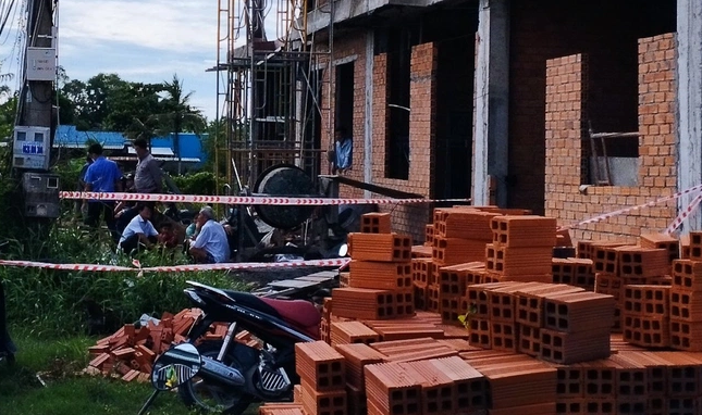  Người đàn ông bị đánh tử vong sau cuộc nhậu: Ông Trần Văn Đen (43 tuổi) trong lúc nhậu cùng ông Ngô Hoàng Anh (52 tuổi, cùng ở Hậu Giang) tại công trình xây dựng ở thị xã Gò Công, tỉnh Hậu Giang thì xảy ra mâu thẫn. Lúc này, Võ Minh Hòa (32 tuổi) đến can ngăn, kéo ông Hoàng Anh về. Khi quay trở lại, Hòa đánh ông Đen tử vong. Ngày 23/5, Công an tỉnh Tiền Giang biết đang tạm giữ Hòa để điều tra, làm rõ. 