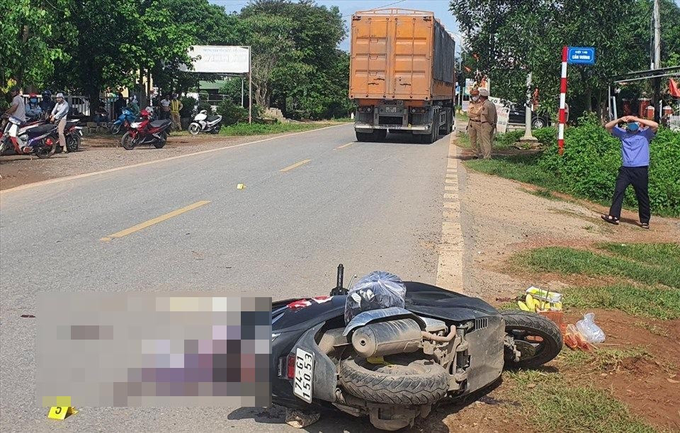  Va chạm giữa xe máy và container, một người tử vong: Sáng 23/5, tại Km1083+450 trên đường Hồ Chí Minh (đoạn qua thị trấn Cam Lộ, huyện Cam Lộ, Quảng Trị), chị T.T.H. (40 tuổi, trú tại khu phố 6, thị trấn Cam Lộ) điều khiển xe máy xảy ra va chạm với xe container do Nguyễn Đại Nghĩa (40 tuổi, trú tại huyện Tân Kỳ, tỉnh Nghệ An) điều khiển chạy cùng chiều. Vụ tai nạn khiến chị H. tử vong tại chỗ. 