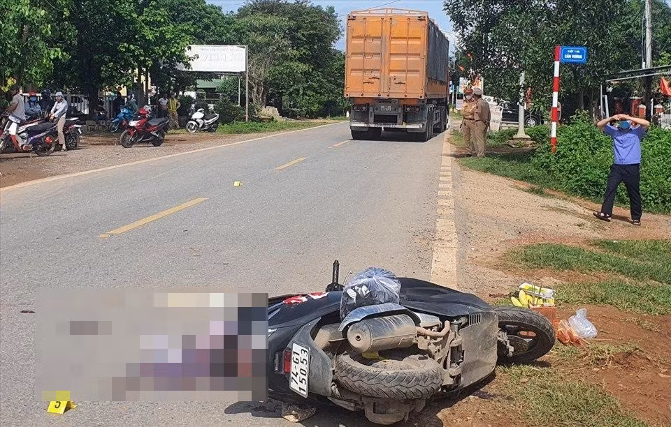  Va chạm giữa xe máy và container, một người tử vong: Sáng 23/5, tại Km1083+450 trên đường Hồ Chí Minh (đoạn qua thị trấn Cam Lộ, huyện Cam Lộ, Quảng Trị), chị T.T.H. (40 tuổi, trú tại khu phố 6, thị trấn Cam Lộ) điều khiển xe máy xảy ra va chạm với xe container do Nguyễn Đại Nghĩa (40 tuổi, trú tại huyện Tân Kỳ, tỉnh Nghệ An) điều khiển chạy cùng chiều. Vụ tai nạn khiến chị H. tử vong tại chỗ. 