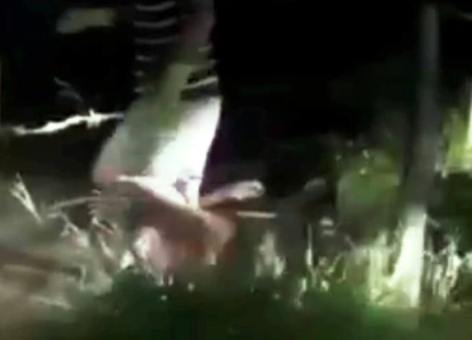 Tin nong 23/5: Ta hoa phat hien canh tay nguoi noi len tu cong nuoc