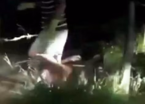 Tin nong 23/5: Ta hoa phat hien canh tay nguoi noi len tu cong nuoc