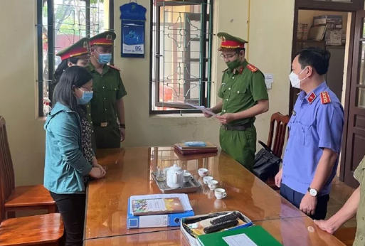  Kiểm soát viên tài chính bưu điện chiếm đoạt hàng tỷ đồng: Được giao là kiểm soát viên dịch vụ tài chính bưu chính Phòng giao dịch Bưu điện huyện Bình Lục (Hà Nam), Phạm Thị Thu Nga (SN 1981, trú Bình Lục) đã thực hiện tất toán khống 28 sổ tiết kiệm của 22 khách hàng, chiếm đoạt hàng tỷ đồng: Ngày 23/5, Công an tỉnh Hà Nam cho biết đang tạm giữ Nga để điều tra, làm rõ. 