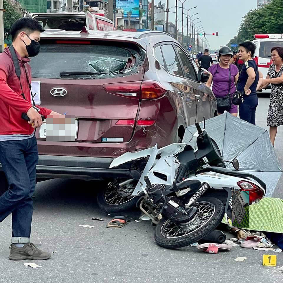Hậu quả, anh H. ngã ra đường, chết tại chỗ. Sau vụ tai nạn, tài xế 2 ô tô rời khỏi hiện trường. Hiện vụ tai nạn liên hoàn trên đường khiến 1 người chết ở Hà Nội đang được cơ quan chức năng điều tra, làm rõ.