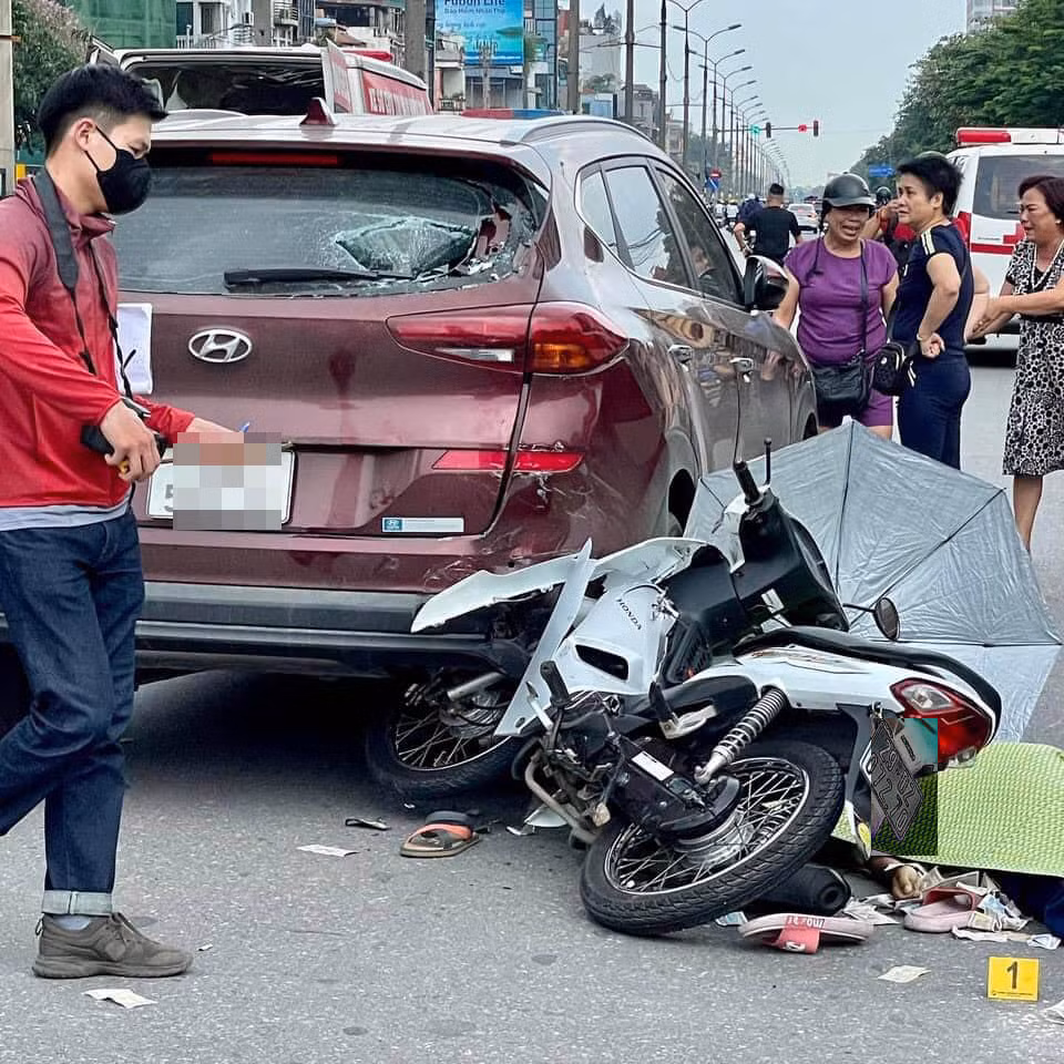 Hậu quả, anh H. ngã ra đường, chết tại chỗ. Sau vụ tai nạn, tài xế 2 ô tô rời khỏi hiện trường. Hiện vụ tai nạn liên hoàn trên đường khiến 1 người chết ở Hà Nội đang được cơ quan chức năng điều tra, làm rõ.