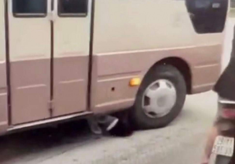  Thông tin học sinh nằm dưới gầm xe đưa đón là không chính xác: Ngày 26/5, Phòng CSGT Công an TP Hà Nội thông tin, vụ việc lan truyền trên mạng về việc một học sinh trường Tiểu học và THCS Victoria Thăng Long (huyện Thanh Oai, Hà Nội) bị xe đưa đón của trường cuốn vào gầm là tin thất thiệt.