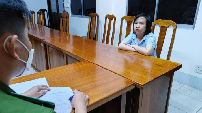  'Nữ quái' chuốc thuốc ngủ người tình tại nhà nghỉ để cướp xe: Hẹn người tình là anh Đ.T.T. (SN 1979, cư trú huyện Chợ Mới, tỉnh An Giang) tại nhà nghỉ ở TP Long Xuyên, Phan Kim Loan (SN 1991, trú TP Long Xuyên) chuẩn bị sẵn chai nước ngọt có thuốc ngủ để anh này uống, rồi cướp xe. Ngày 26/5, Công an tỉnh An Giang cho biết vừa bắt giữ Loan. 