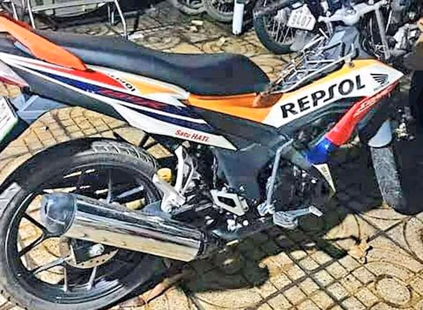  Nam thanh niên vào nhà nghỉ thuê phòng rồi trộm xe: Trần Chánh Nghĩa (26 tuổi, ngụ huyện Tân Châu, tỉnh Tây Ninh) vào nhà nghỉ ở xã Thạnh Tân, TP Tây Ninh thuê phòng ngủ qua đêm, sau đó nam thanh niên đã lẻn vào nhà xe trộm xe máy của khách. Ngày 28/5, Công an TP Tây Ninh cho biết vừa bắt giữ Nghĩa để điều tra hành vi trộm cắp tài sản. 