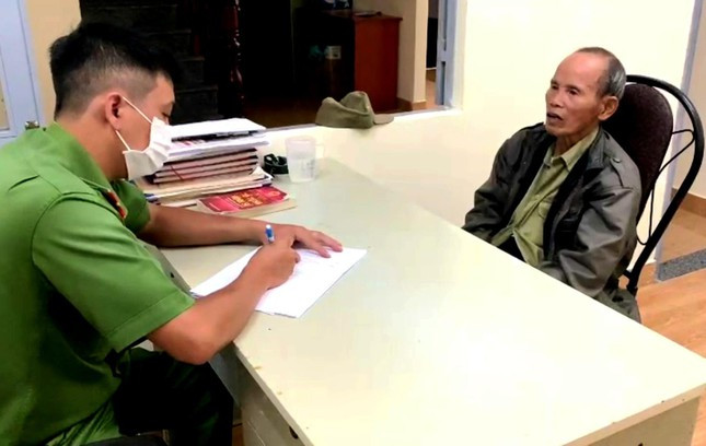  Đối tượng tham ô tài sản bị bắt sau 25 năm trốn truy nã ở Lâm Đồng: Ngày 28/5, Công an TP Bảo Lộc, tỉnh Lâm Đồng cho biết, tháng 7/1997, Nguyễn Đặng Ngân (77 tuổi, quê ở Thái Bình - là cựu cán bộ công tác trong cơ quan Nhà nước) bị Công an tỉnh Thái Bình khởi tố về tội tham ô tài sản ở tỉnh này. Sau đó, Ngân đã thay tên đổi họ, núp dưới vỏ bọc của một nông dân để trốn truy nã suốt 25 năm tại TP Bảo Lộc, Lâm Đồng thì bị Công an bắt giữ.