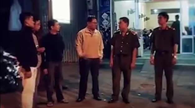 Nam thanh niên bị đâm 8 nhát và đã tử vong trên đường đi cấp cứu. Lực lượng điều tra nhận định, hung thủ là những kẻ côn đồ, liều lĩnh, không loại trừ khả năng có thù hằn sâu sắc với nạn nhân. Xác định đây là vụ giết người đặc biệt nghiêm trọng, có dấu hiệu đồng phạm, Phòng cảnh sát điều tra tội phạm và trật tự xã hội đã cử nhiều tổ công tác tỏa đi các hướng điều tra tung tích nạn nhân và lần tìm manh mối kẻ thủ ác.